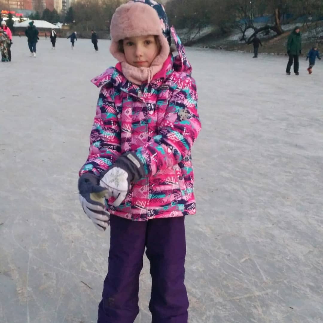 Отличный денек выдался👍 Лиля первый раз встала на коньки и очень порадовала!🔥 Наконец мы дождались момента, когда сможем кататься всей семьёй #выходнойудался #семья
