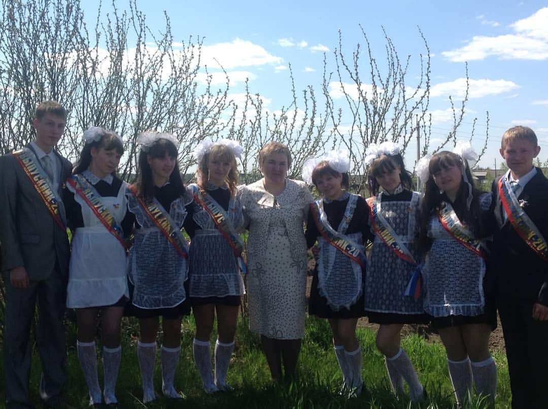 Любимая Ялунинская школа @_yalunino_school ! В этот торжественный день желаем тебе дальнейшего процветания. Коллектив педагогических работников — настоящая гордость учебного заведения. И мы желаем всем здоровья, чтобы и дальше работать на благо развития и воспитания подрастающего поколения. Желаем постоянного самообразования, которое является основой выпуска достойных граждан России. И еще желаем, чтобы выпускники приходили в родные пенаты не только навещать, но и работать в стенах родного учреждения!

С уважением и огромной любовью выпуск 2013.

@nasti_party
@cristysha21
@a_ermakova25
@dashulyashirsheva
@elenacheblokova
@andreykko1
@andreevich758
@luchnikova_anastasia

#любимойшколе125лет
#МОАлапаевское
#ЯлунинскаяСОШ
#МКОУЯлунинскаяСОШ #Ялунинскойшколе125лет
#15декабря1895-2020