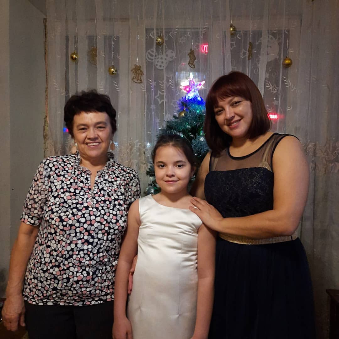 С мамой))) 😊 😊 😊