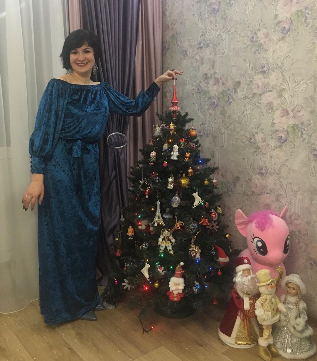 reinikelis в LOOKY — Традиционное фото с ёлочкой😆 С Новым годом!!!💋💋😆