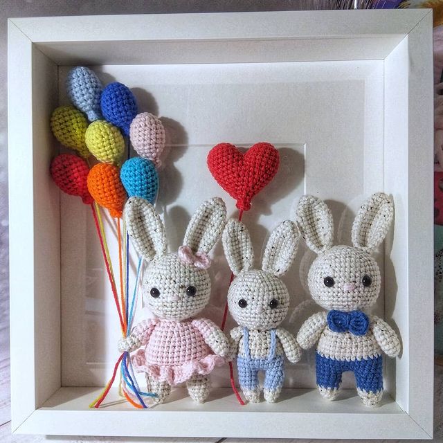 handmade_by_bespalovanadezhda в LOOKY. #СанктПетербург,#Питер,#Ленинградскаяобласть,#Мга,#45км,#зайчики,#мамапапасын,#вяжутнетолькобабушки,#вязаниекрючком,#вязание,#вязанаяигрушка,#рукоделие,#ручнаяработа,#амигуруми,#зайчики,#bunnies,#newyear,#новыйгод,#шарики,#зима,#декабрь,#2020,#2021. Зайчики в рамке. Сем...