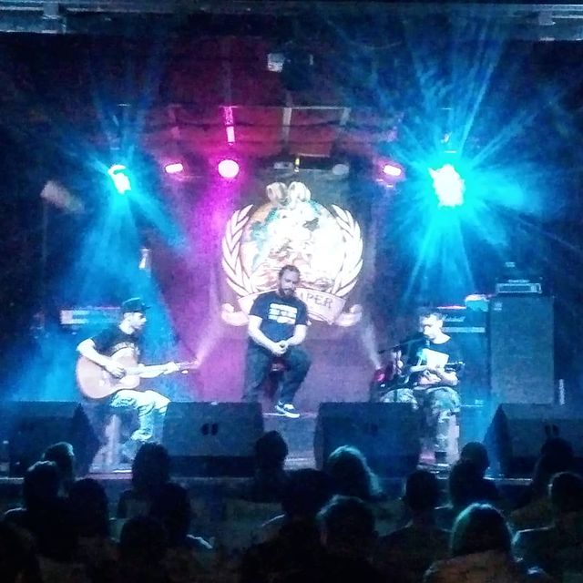 alx_nvsk в LOOKY. #distemper,#modclub,#modspb,#postnewyear,#acoustic,#positiveforse,#дистемпер,#брутальныйпозитив,#акустика,#акустикувмассы. Понеслась, родная!!!...