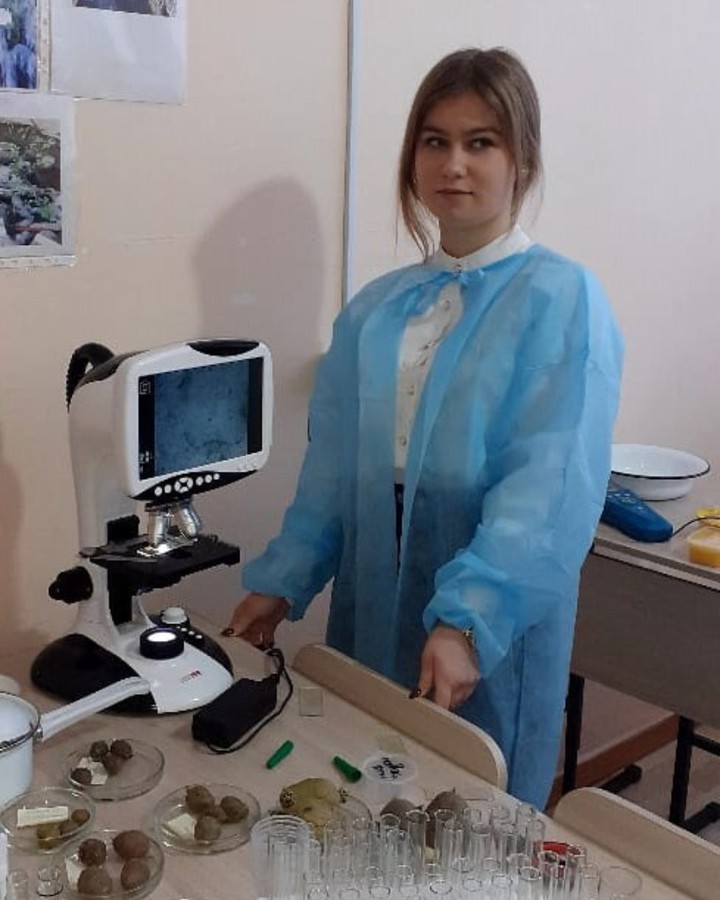 12 января 2021г. на базе регионального ресурсного центра развития образования по направлению: «Разработка и реализация эффективной модели  профессионального самоопределения обучающихся в условиях современной образовательной организации» в МБОУ Баганской СОШ № 1 состоялся семинар по теме: «Ресурсная база центра как средство развития профессионального самоопределения обучающихся». Семинар прошел в форме вебинара в  Zoom. В  работе семинара приняли участие педагоги МБОУ Карасукской СОШ № 3 Карасукского района.
 Директор школы Петрушкевич Н.В. представила ресурсную базу регионального ресурсного центра. 
  Об использовании ресурсов центра по развитию компетенций оператора аэропонной установки, химика-аналитика, агронома  рассказал учитель биологии Таранченко Р.Е..
 Петрушкевич Н.В., рассказала об инструментах, приборах и оборудование для развития зооинженерных компетенций сельских школьников.
 В  практической части семинара обучающиеся  8 «а» класса Кайгородцев Артур,  Бенслер Антон  приготовили питательную среду для растений в лаборатории вегетативного размножения. Панкратьева Надежда, обучающаяся 10 «а» класса представила результаты своих исследований по  натуральности сортов меда.
 В заключение семинара  о цифровых инструментах  и  цифровой грамотность Digital-профессий рассказала педагог-психолог Железко Г.П.
 Участники семинара отметили интересный формат  проведения мероприятия, пояснив, что программа семинара была  содержательной,  насыщенной, все ключевые моменты  раскрыты подробно. Пожелали педагогам  успехов.