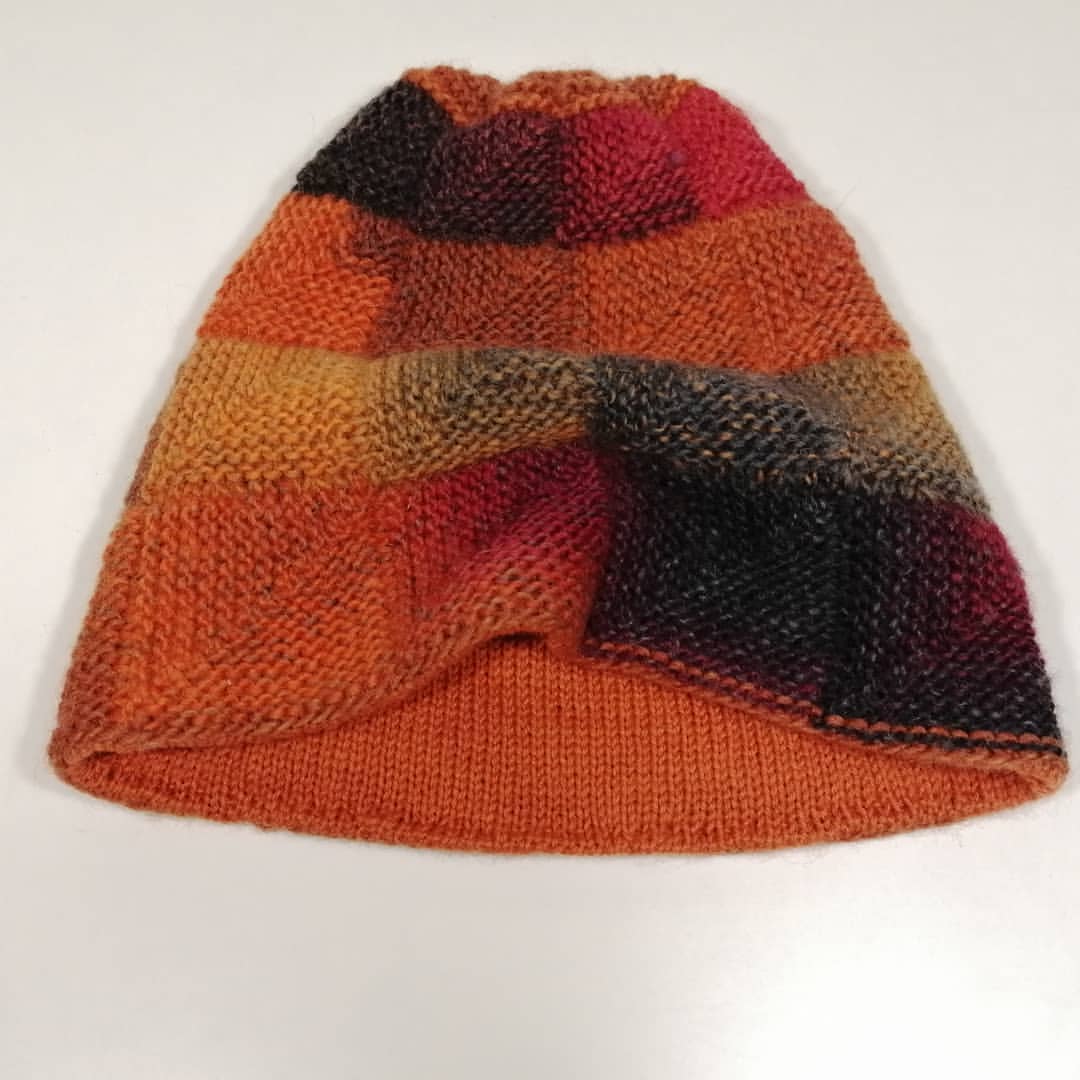 Вязаная двойная зимняя шапка. Шерсть + полушерсть.

Handknitted winter hat with lining. Wool and wool blend.

#вязанаяшапка #зима2021 #knithat #winterlook #winter2021