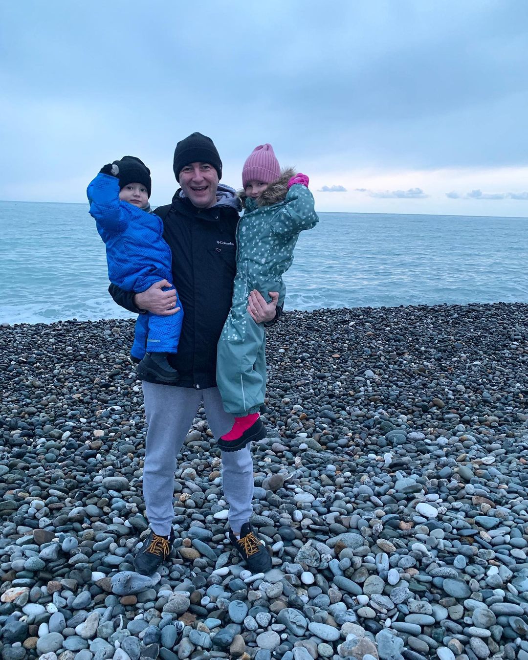 👨‍👧‍👦🌊