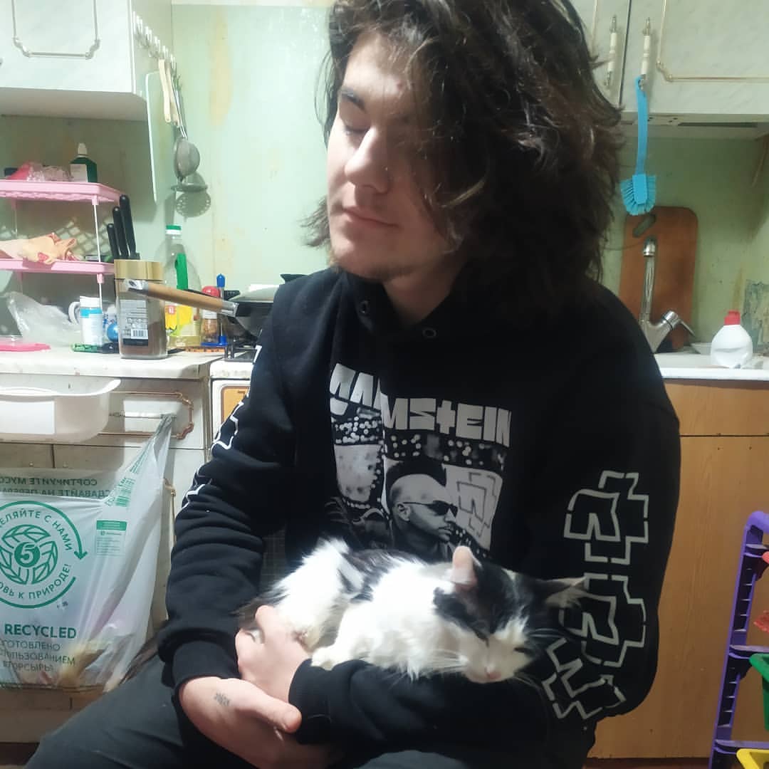 Мой сыночек-затечек))) Аллергия на кошек, но тискает мою кошу с удовольствием)))) 
. 
#Салхаус #зять #сын #люблю #семья #моярадость #моесчастье #моидети #счастье