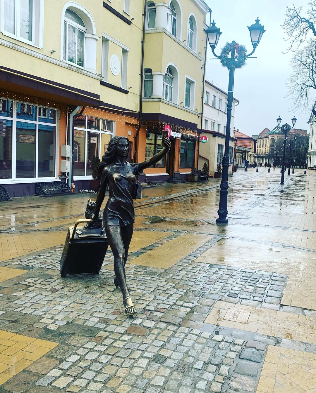 «Курортница», вот такие «фрески» на тротуаре и зелёные листья в январе 🎄🤷‍♀️