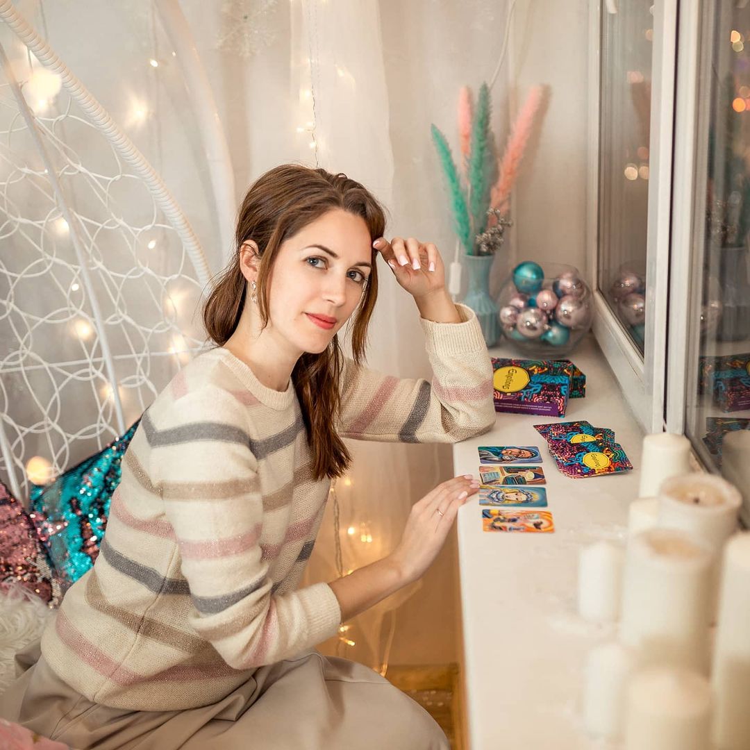 💗ПРЕДНАЗНАЧЕНИЕ💗

Когда я впервые услышала это слово, я была разочарована. Тем, что "я не на своём месте, я не нашла своё Предназначение!", раз: 
1 - я не зарабатываю миллионы, 
2 - я не счастлива на работе, 
3 - я не могу выбрать "что-то одно". 

И... началась "погоня". За той одной, единственной ПРОФЕССИЕЙ, в которой я вдруг стану богатой, счастливой и знаменитой. 

Периодически слышала от близких "определись уже", "что тебе не живётся спокойно"... 

Вы знаете мой путь "поиска себя" - сетевой, тета хилинг, метафорические карты, рейки, ароматерапия, нутрициология, астропсихология... :)
И каждый раз я шла на обучение и думала "вот сейчас я найду, что искала; вот сейчас я буду зарабатывать, вот сейчас...." И снова, и снова были разочарования и опустошения. В себе конечно. В том, что "другие могут, а я нет". Значит это "не моё Предназначение" 

НО!!! Благодаря всем этим знаниям Я НАШЛА ОТВЕТ. 

Предназначение - это НЕ ПРОФЕССИЯ. 

Я хочу, чтобы вы сейчас почувствовали это сердцем. И те, кто ищут "свою профессию", так же как и я... выдохнули!!!

Каждый из вас, уже сейчас, НА СВОЁМ МЕСТЕ! В СВОЁМ ПРЕДНАЗНАЧЕНИИ!!! 

Только... не понимает этого! И от этого не испытывает счастья... 

И единственное, о чем вы должны себя спросить "а нравится ли мне то, чем я занимаюсь"? 

И если ответ "нет", задать второй вопрос: "а зачем я занимаюсь тем, что мне не нравится"?

Хотите, чтобы в следующем посте я на примере своей формулы души , рассказала о том, что я уже в своём предназначении? И всегда там была. И как, осознав это 3 дня назад, я поняла, что можно быть счастливой)))