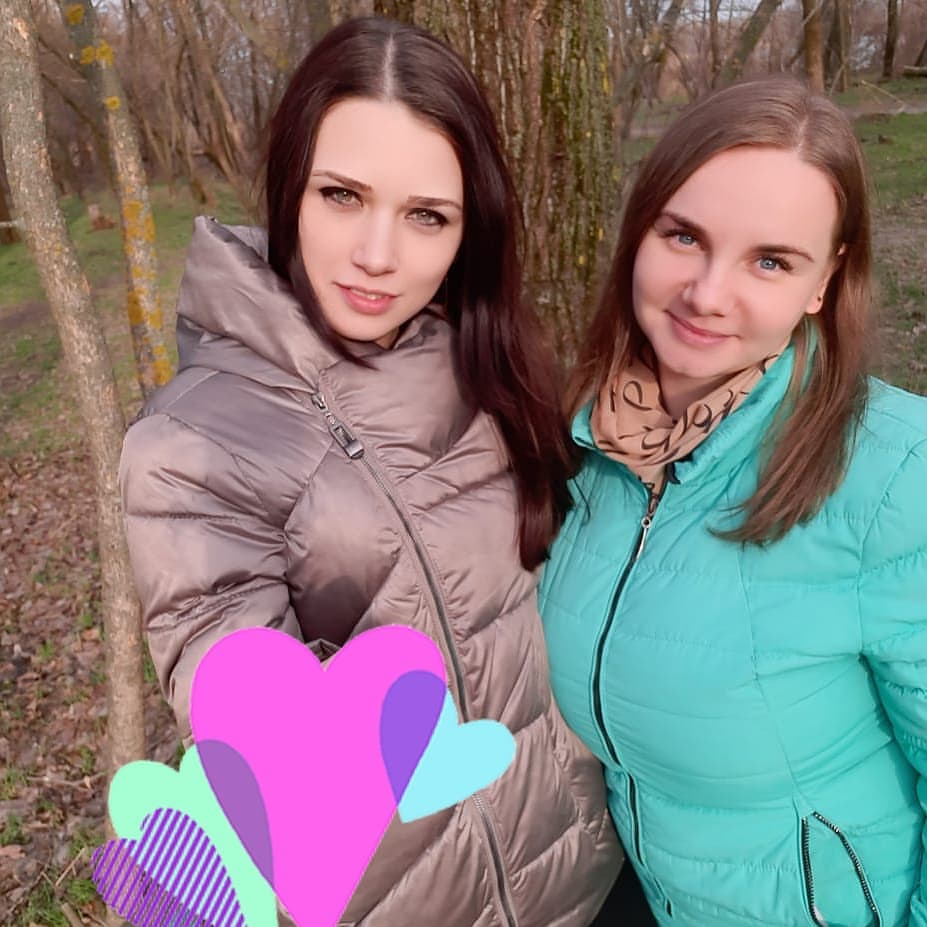 Мне говорили, дружбы не бывает
Что это сказки, это лишь в кино
Но все ошиблись. Все они не знали,
Что повстречать тебя мне суждено
❤❤❤
С тобой могу, и плакать, и смеяться
Могу молчать,...я знаю, ты поймешь
И если буду я в тебе нуждаться,
В минуту трудную. Я знаю, ты придешь...
💋💋💋
Ты не осудишь, если ошибусь я
И дашь совет, хороший как всегда.
А если вдруг поссоримся немного...
С кем не бывает? ... с нами иногда.
✊✊✊
Но я прощаю. Ты меня прощаешь.
И мы опять часами говорим...
Я доверяю,... Ты мне доверяешь.
Все наши тайны только нам двоим.
👭👭👭
Мне говорят, что дружбы не бывает,
Но их словам не верю все равно...
Ведь для меня, та сказка, стала явью.
И мы подруги, прямо как в кино!