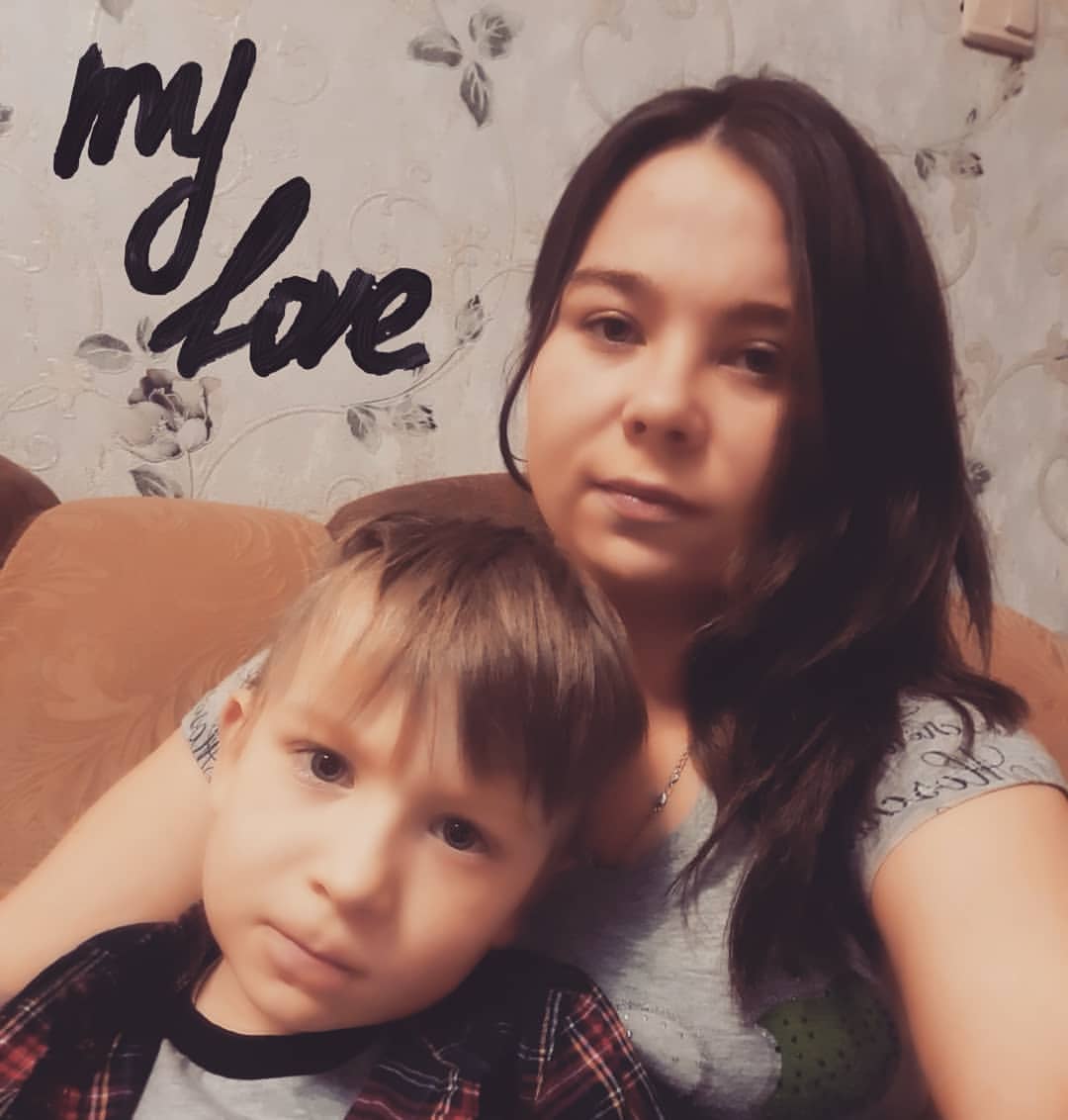 Мать-одиночка - гордое звание!🎖 

Да, я являюсь матерью-олиночкой.👩‍👦 Да, в свидетельстве о рождении моего сына стоит прочерк. Но это никак не усложняет мою жизнь.🧘🏻‍♀️ 

Я точно так же как и все-работаю, учусь📚, развлекаюсь💃, воспитывают сына. Единственное, чем я отличаюсь от других матерей, моя любовь ❤ не делится на остальных. Она целиком и полностью достаётся моему ребёнку🧒. 

Вот все говорят "Он тебя принял с ребёнком на руках! Радуйся!" Да с чего Вы всё это взяли?🤦🏻‍♀️ Мать и сын - это маленькая семья!👩‍👦 У нас своя собственная жизнь, свой уклад, свои привычки! И именно мы принимаем мужчину в семью! Но никак не наоборот!👆🏻 

Девочки, оказавшихся в моей ситуации, запомните!❗ Носите городо звание матери-одиночки!🎖 Жизнь на этом не останавливается. Ничего не должно поменяться. Ну если только к лучшему.😘 Не давайте себя унижать, обесценивать, привязывать к мужчине! Вы никому ничего не должны! ❗ Кроме своих детей и родителей! 

Вывод: если кто-то из Вас оказался в такой же ситуации, не опускайте руки! Потому что все только в Ваших руках!🤲🏻 Любите себя и своих детей! Любите жизнь! А мужчины...Они сегодня есть, завтра нет. Вы не должны быть зависимы от них!🙏🏻 

Девочки, оставляйте Ваше мнение по этому поводу в комментариях!👇🏻 Очень интересно услышать Ваши истории! 

И помните-лайк, репост, комментарий! Вам не сложно, а мне приятно!😘 

#анкаsmmмамка #полезноотанки #жизнь #мотивация #саморазвитие #следуйзамной #спешикуспеху #матьидитя #семья