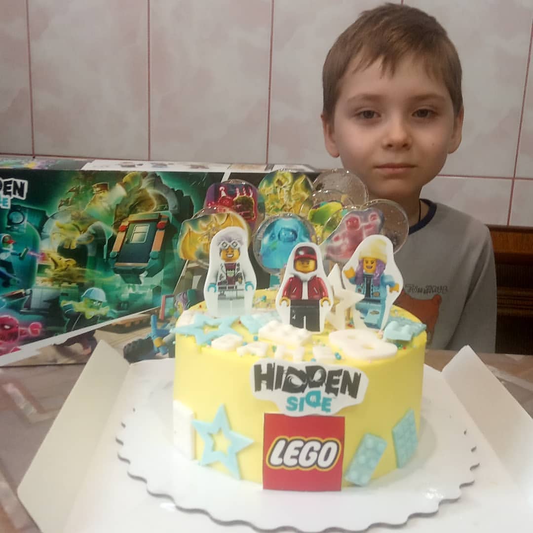 День рождения, 8 лет,
Как быстро время мчится,
Мы желаем тебе, сын,
Хорошо учиться.

Познавать наш мир огромный,
Знаний набираться,
Мы желаем никогда
Тебе не сдаваться.

Путь к вершинам одолеть,
Миновать преграды
И пусть верные друзья
Всегда будут рядом.

Мы желаем, чтобы ты
Здоровым был и сильным,
Настоящим, чтобы смог
Вырасти мужчиной.