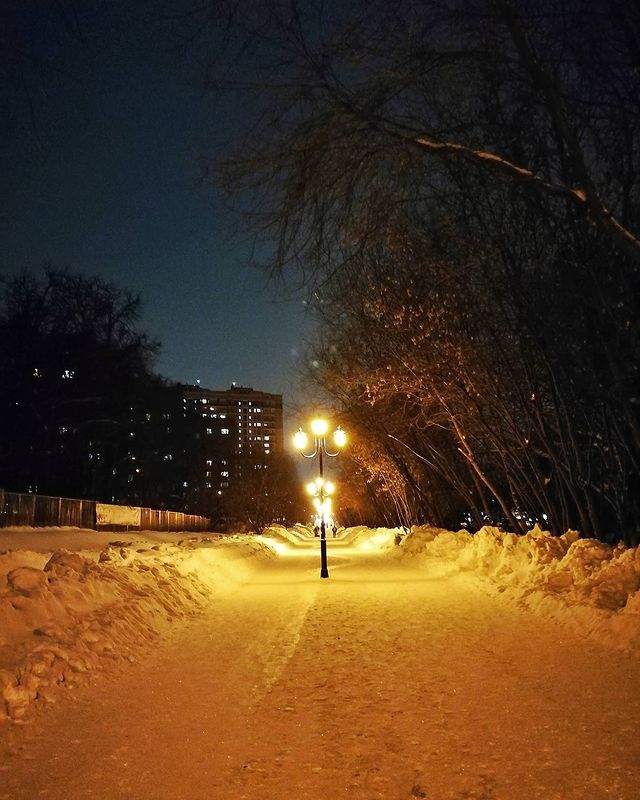 oleg.iakovlev в LOOKY. #вечер,#улица,#уютныйгород,#снегхруститподногами,#сказкананочь,#holstifoto. #вечер #улица #уютны...