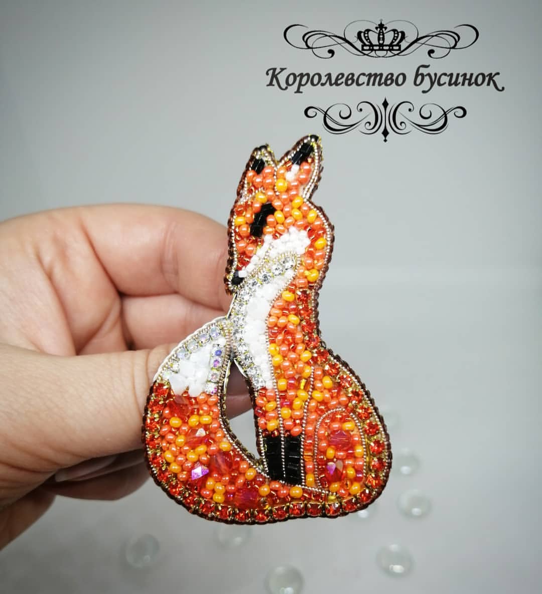 korolevstvobusinok в LOOKY — ❌ Продано ❌
Брошь Лиса Патрикеевна.
*
Сразу скажу, что шабло