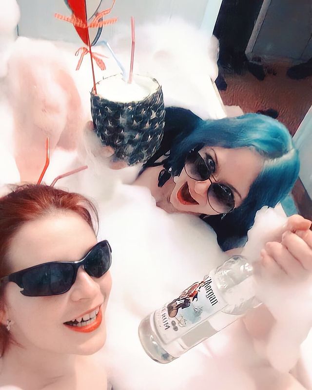 alx_nvsk в LOOKY. #friends,#2017,#pineapple,#whiterum,#bacardi,#bacardiwhiterum,#piñacolada,#foam,#foamparty,#turquoisehair,#redhaired,#sunglasses,#alcotrip,#bath,#bathfoam,#girlsinthebathroom. Немного приятных вос...