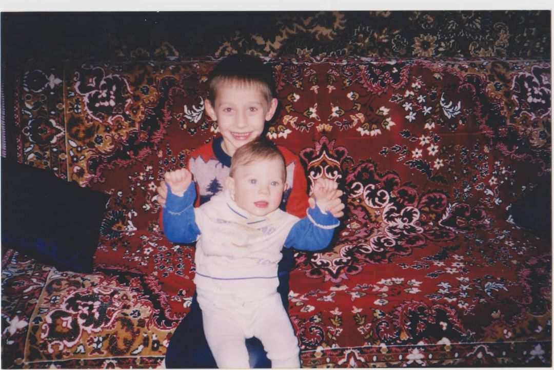 a1exfebruary в LOOKY — Нашел ещё одну фотографию из детства с моим братом. Я это то