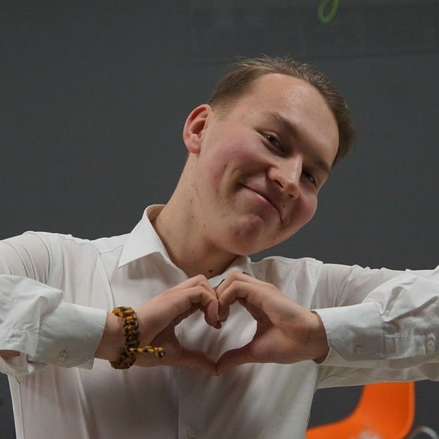 domra_player в LOOKY. #music,#domra,#rusfolk,#heart,#pinkstring. Посылаю вам свою люб...