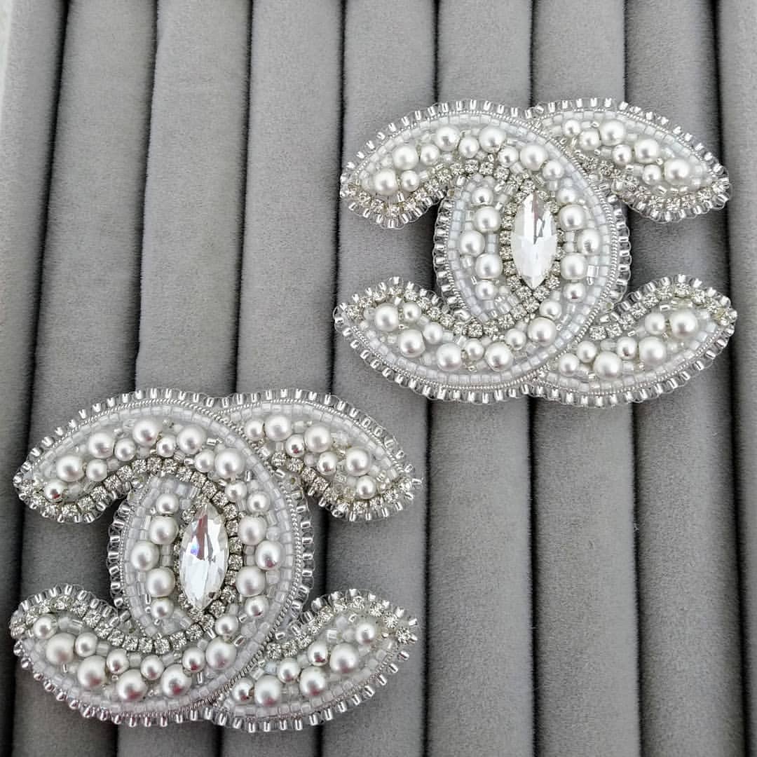Popular inspired fashion and designer brooch with natural stone hematite beads and earrings with trillianit crystal💖
Classic ivory colour!
Size 5x6 sm.
Prise 45$ with free worldwide shipping📦🛫