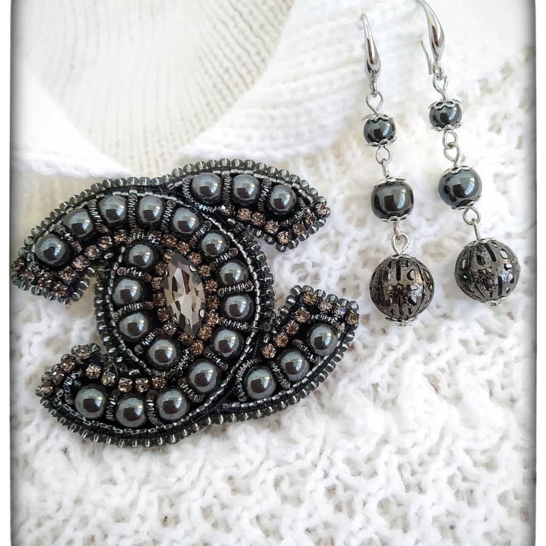 Popular inspired fashion and designer brooch and earrings with black natural stone hematite beads!💖
Classic colour!
Size 5x6 sm.
Prise 45$ with free worldwide shipping📦🛫
#брошьшанель 
#handmadejewelry