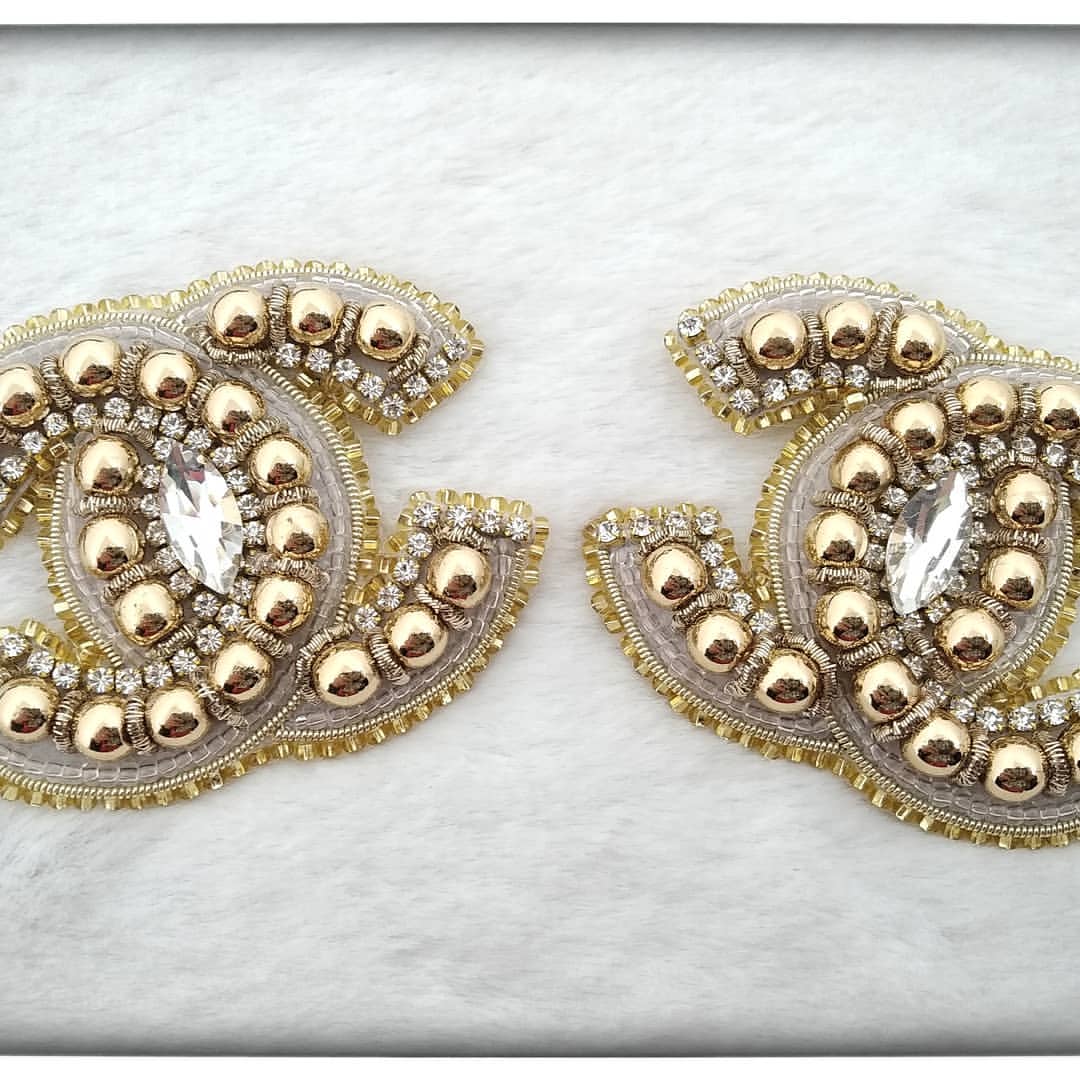 Popular inspired fashion and designer brooch  with gold natural stone hematite beads!💖
Classic colour!
Size 5x6 sm.
Prise 45$ with free worldwide shipping📦🛫
#брошьшанель 
#handmadejewelry