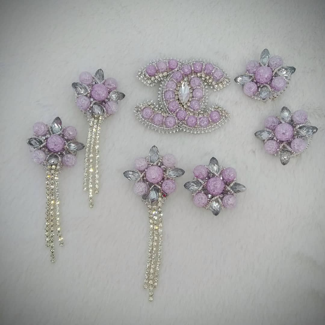 Popular inspired fashion and designer brooch and earrings with pink or purple natural quartz stone beads!💖
Classic colour!
Size 5x6 sm.
Prise 45$
Set with earrings 60$ 
with free worldwide
 shipping📦🛫
#брошьшанель 
#handmadejewelry