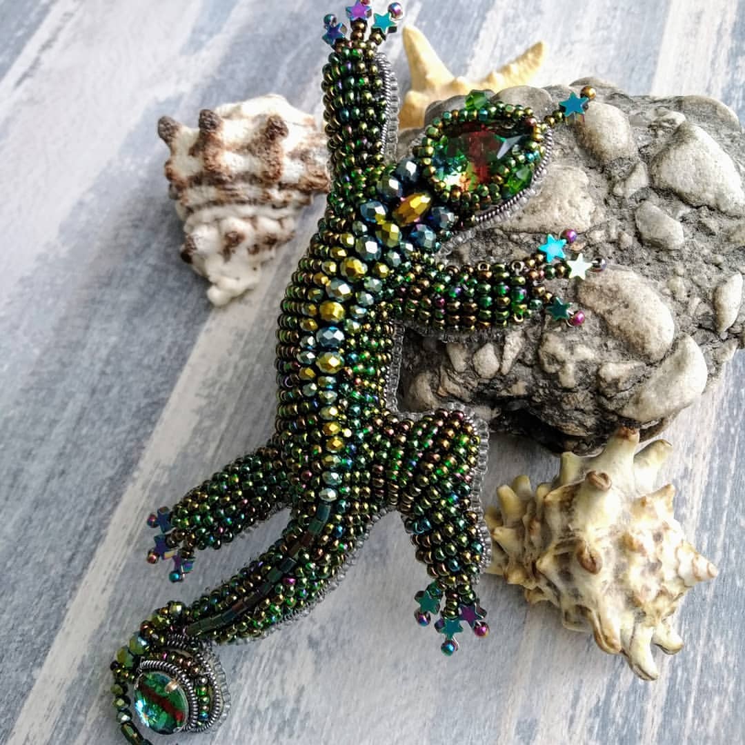 3D brooch green salamander with rhinestone beads and shiny crystals!
70$ and free worldwide shipping!
❌sold.
Made for order.
#broochsalamander
#broochlizard 
#handmadebrooch 
#handmadegift 
#motherdaygift