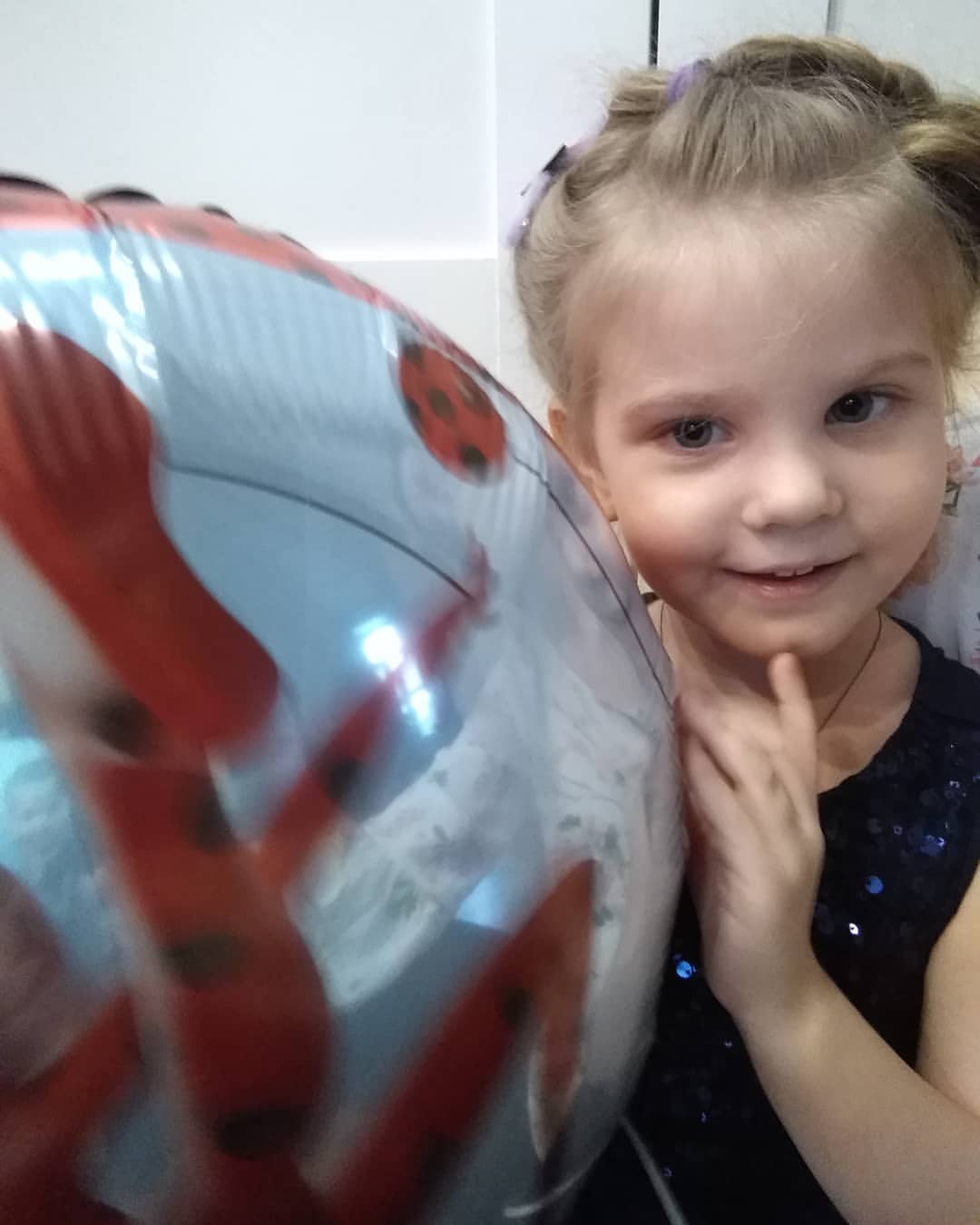 Пять пальцев на твоей руке
И лет тебе сегодня пять.
Поздравить с праздником хочу
И много счастья пожелать.

Уже не маленькая ты,
Но до большой еще расти.
Пусть только радость ждет тебя
На протяжении пути.

Желаю множество друзей,
Игрушек разных и затей,
Идти по жизни веселей,
Смотреть на этот мир смелей!

#смыслжизни
#счастьевмелочах
#созерцатель
#деньрождения
#5лет
#дочка