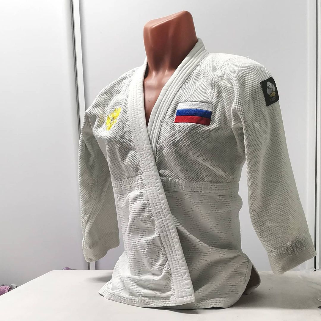 Вышивка на кимоно.
Ткань очень плотная, ещё и шов попал под вышивку. Машине было тяжело, но она сломав только 1 иглу довышивала!