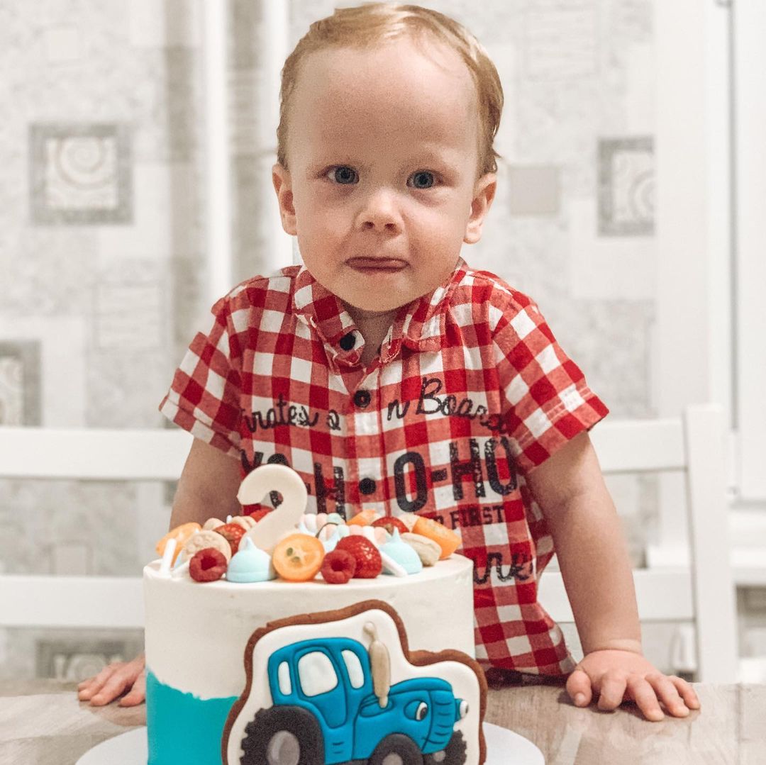 17.04.2021
🎉🎂🎂🎉
С Днём Рождения, Степа! 

Говорят, что чужие дети быстро растут. Свои порой кажется растут ещё быстрее. А ведь еще вчера, мне казалось я отправляла всем смс, что родила. А сегодня человеку уже 2 года!
Иногда я удивляюсь, как у нас могли получится таких два разных сына. 
Степан обожает обниматься, однако нужно всегда опасаться, что через секунду тебе возможно прилетит от него машина в глаз. Теперь я понимаю фразу : «Бьет, значит любит».
 Упорный, ласковый, характерный, требовательный, любящий поесть малыш. 
С Днём Рождения! 
И спасибо все за поздравления! ❤️❤️❤️