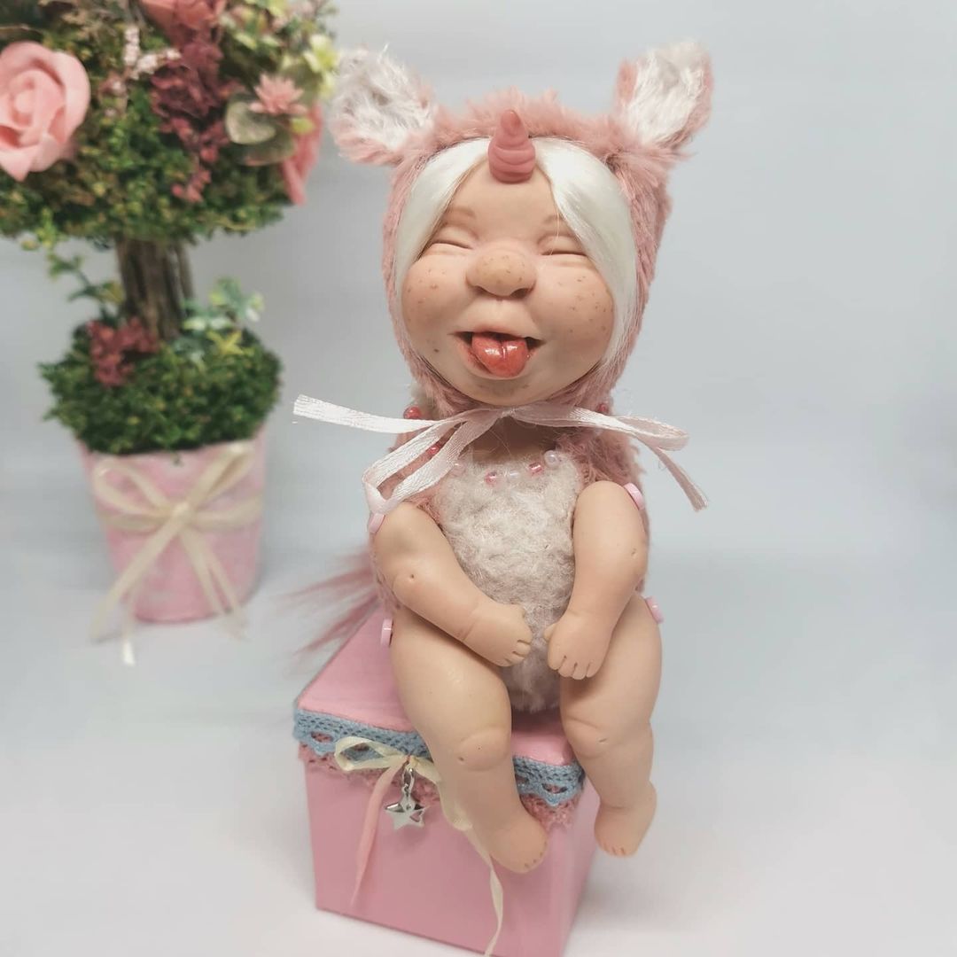 Малышка-единорожка🦄 Ну очень любит дразниться. Сделана мною по мотивам мк Натальи Либеровской @natdanann.  Ростик сидя около 10 см.Голова, ручки и ножки слеплены из запекаемого пластика Living doll, тело и шапочка сшиты из вискозы. Шапочка снимается, волосы из ангорской козочки, можно аккуратно расчесывать. Ножки и ручки крутятся, голова на шейном шарнире, поворачивается и наклоняется. В комплекте подставочка, на которой девочке очень удобно сидеть. Ищет домик🏠 По поводу приобретения пишите в директ #кукланапродажу #коллекционнаякукла #куклаизпластики#ручнаяработа #handmade #doll#lana_teddy#кукла