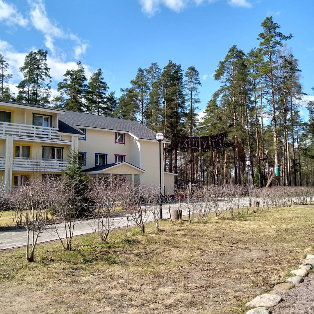 Поймала недавно дзен на базе отдыха "Радуга", вообще было не до чего, не до фото, не до писанины... Чистая голова, свежий воздух, полнейшая перезагрузка. Будет возможность- обязательно вернёмся и повторим)