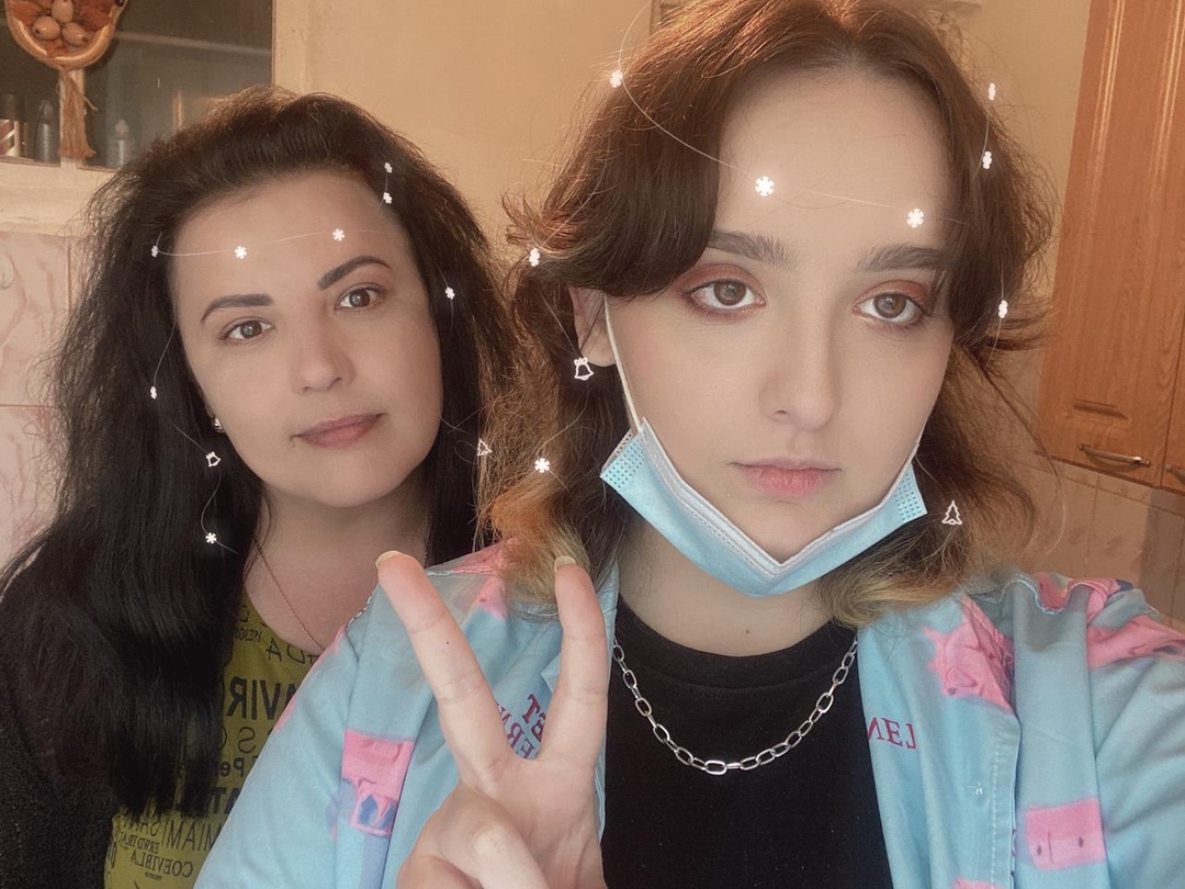 Мама и дочка 😊
⠀
Я – обожаю русский язык. Английский в речи использовала давно, и, как правило, за границей.
⠀
Она – переводчик комиксов с английского и корейского. Иногда она называет меня по-корейски «ом-ма». Это слово, близкое по значению к слову «мама», что-то вроде «мамочка». 🤗
⠀
Я – быстро крашусь у зеркала, чтобы выровнять тон и побежать по делам 🏃
⠀
Она – визажист-любитель с тонной косметики, которая используется редко, но эффектно 💄
⠀
Иногда я «самая клевая мама на свете», иногда «ты меня совсем не слышишь».
⠀
Но мы вместе всегда, даже если находимся далеко друг от друга.  ❤️
⠀
#мамаидочка #семья #счастье #селфи #photo #жизньпрекрасна #инстаграмнедели ##инстатаг #инстаграманет