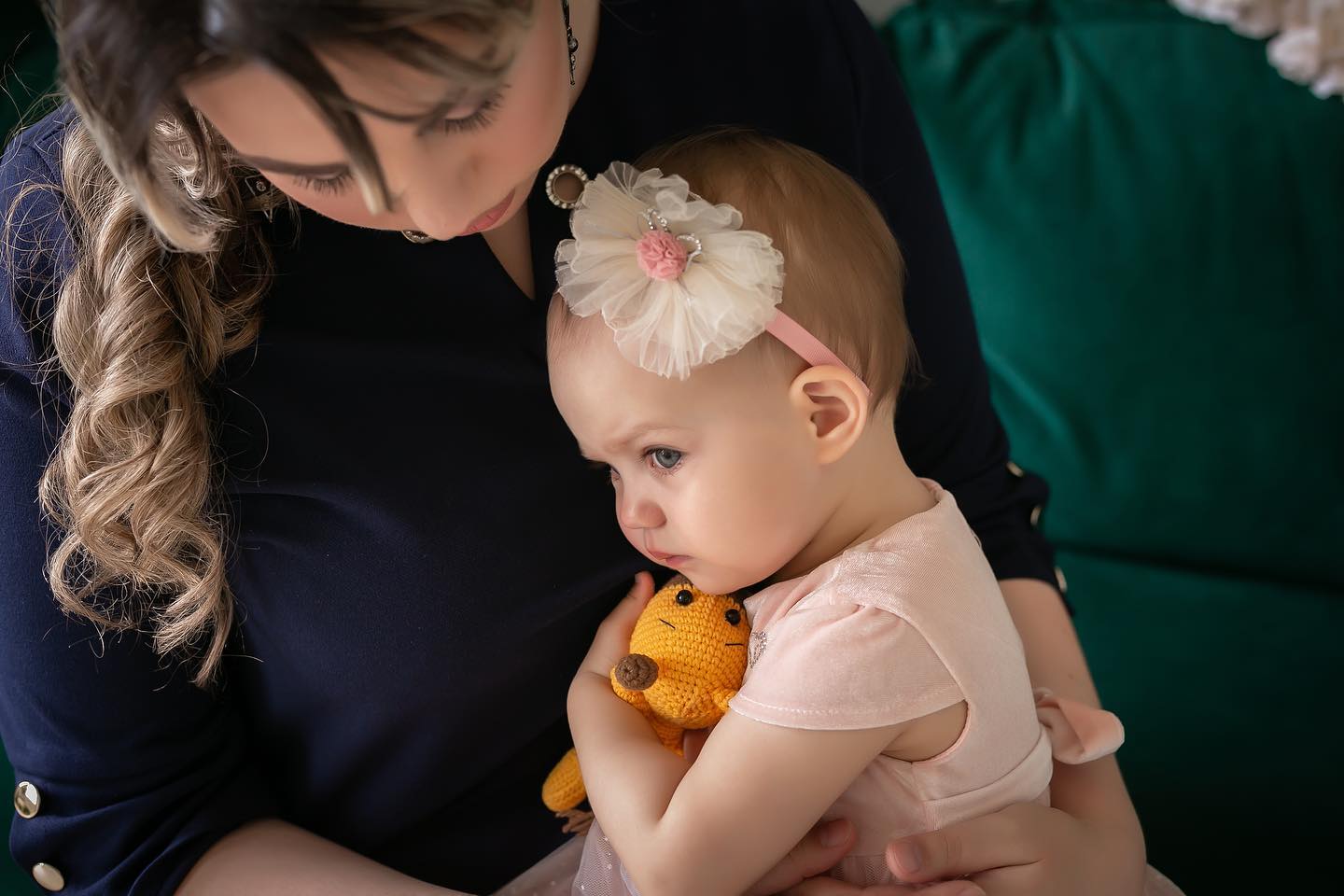 КАК ЭТО БЫЛО

Думаю, каждый родитель хочет запечатлеть моменты жизни своего ребёнка. Первые шаги, смех, баловство, да и вообще, как растёт любимый малыш. 

Сегодня возможность снимать фото и видео есть у каждого. В моём детстве такого не было. Все воспоминания хранятся в голове у моей мамочки и на нескольких снимках в альбоме. 

В общем, решили мы с мужем сделать ребёнку фотосессию. Выбрали студию, фотографа/как обычно - это наша @evgeniakobets.ph / Но❗️Мария решила, что ей это не нужно. Истерика началась уже на входе в здание. Короче, собирались мы дольше, чем фотографировались. Маша просто наотрез отказывалась проводить съемку. Не знаю 🤷🏼‍♀️ как @evgeniakobets.ph удалось сделать столько удачных кадров. В итоге получилось все очень даже неплохо. Спасибо за терпение😘