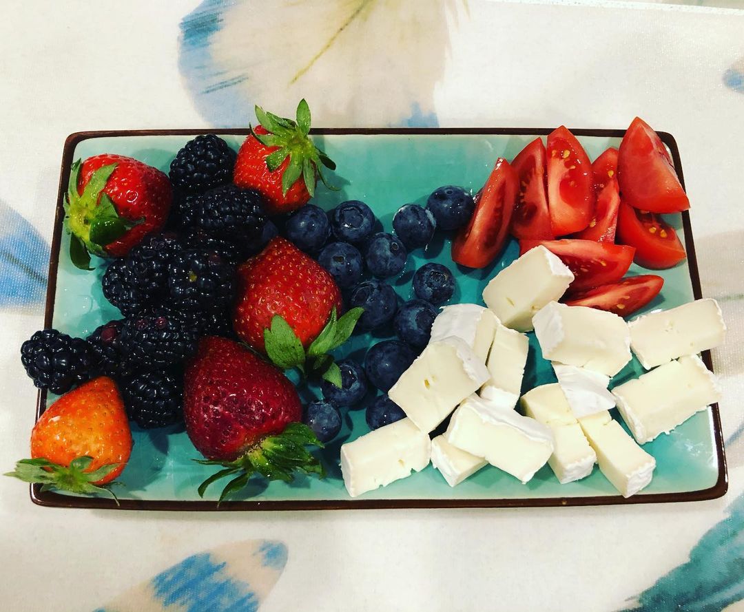 snastia23 в LOOKY — Вкусный вечер пятницы 🧀 🍓 🫐