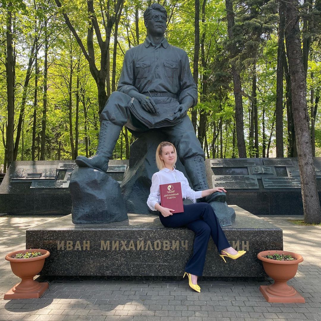 Решила наконец-то выбрать и выложить фотографии с защиты диплома) 4 года позади, до сих пор не верится🙈 Очень буду скучать по этим людям, которые стали мне семьей❤️ Надеюсь, что со многими продолжим учебу вместе💕