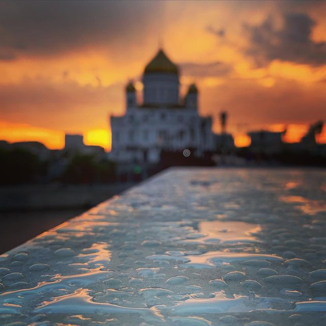 azarika4e в LOOKY. #moscow,#afterrain,#sunset,#sky,#clouds,#bright,#colors,#water,#drops,#city,#walking,#magicmonents. Magic sunset 🌅 #mos...