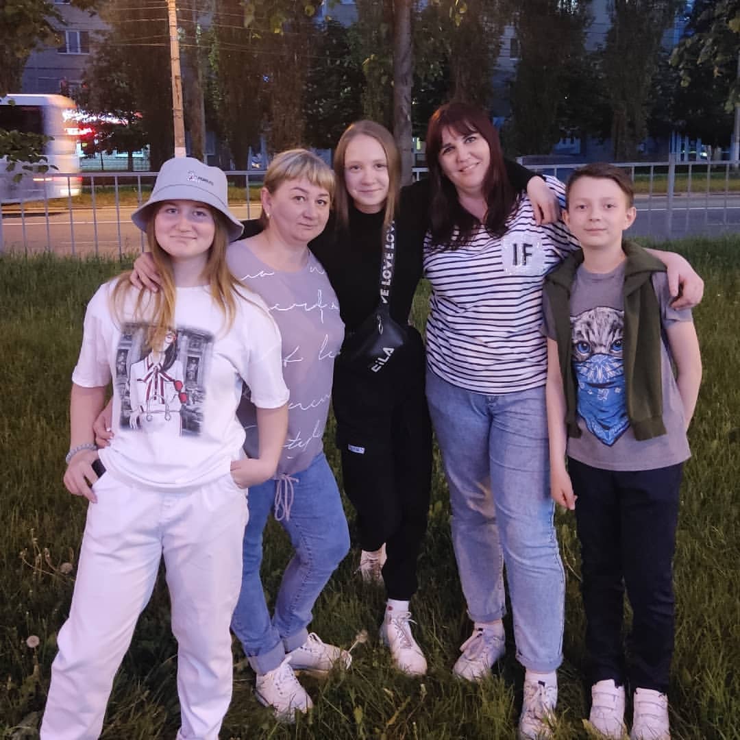 Никто не говорил, что жить легко -
Порой бывает очень даже сложно.
Но если сердцу стало вдруг тепло -
Лови момент, пока это возможно!
И даже если радость наслажденья
Недолгой будет, ты не унывай -
Ведь только лишь счастливые мгновенья
Жизнь украшают нашу, так и знай!

#деньрождения #heppybirthday #жизньпрекрасна #железногорск46 #кма #европажелезногорск #гуляем #весело #май2021 #россия #мылучшие #блогерыроссии #блогер #фотосессия #фото
