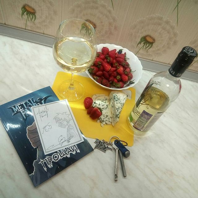 alx_nvsk в LOOKY. #metalfamily.,#metalfamily,#mymetalfamily,#металфемели,#металфэмили,#metalfamilycomic,#metalfamilyfan,#merchandise,#comics,#strawberry,#dorblu,#drywhitewine,#weekend. Вчера вечером доехал...