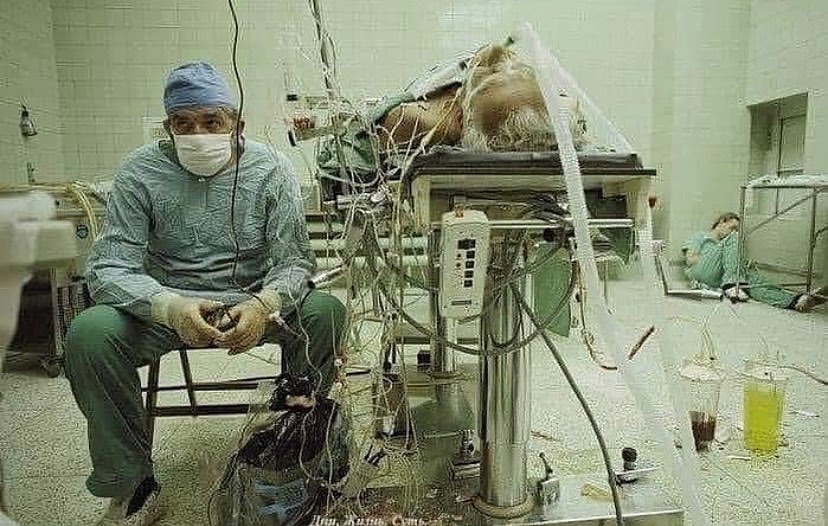 Я просто оставлю эту фотографию в своей ленте, потому что именно на таких людей нужно равняться! Именно на таких людей, с таким отношением и ответственностью я хочу быть похож! Таким людям нужно ставить памятники и рассказывать о них детям! Это великие люди... ❤️