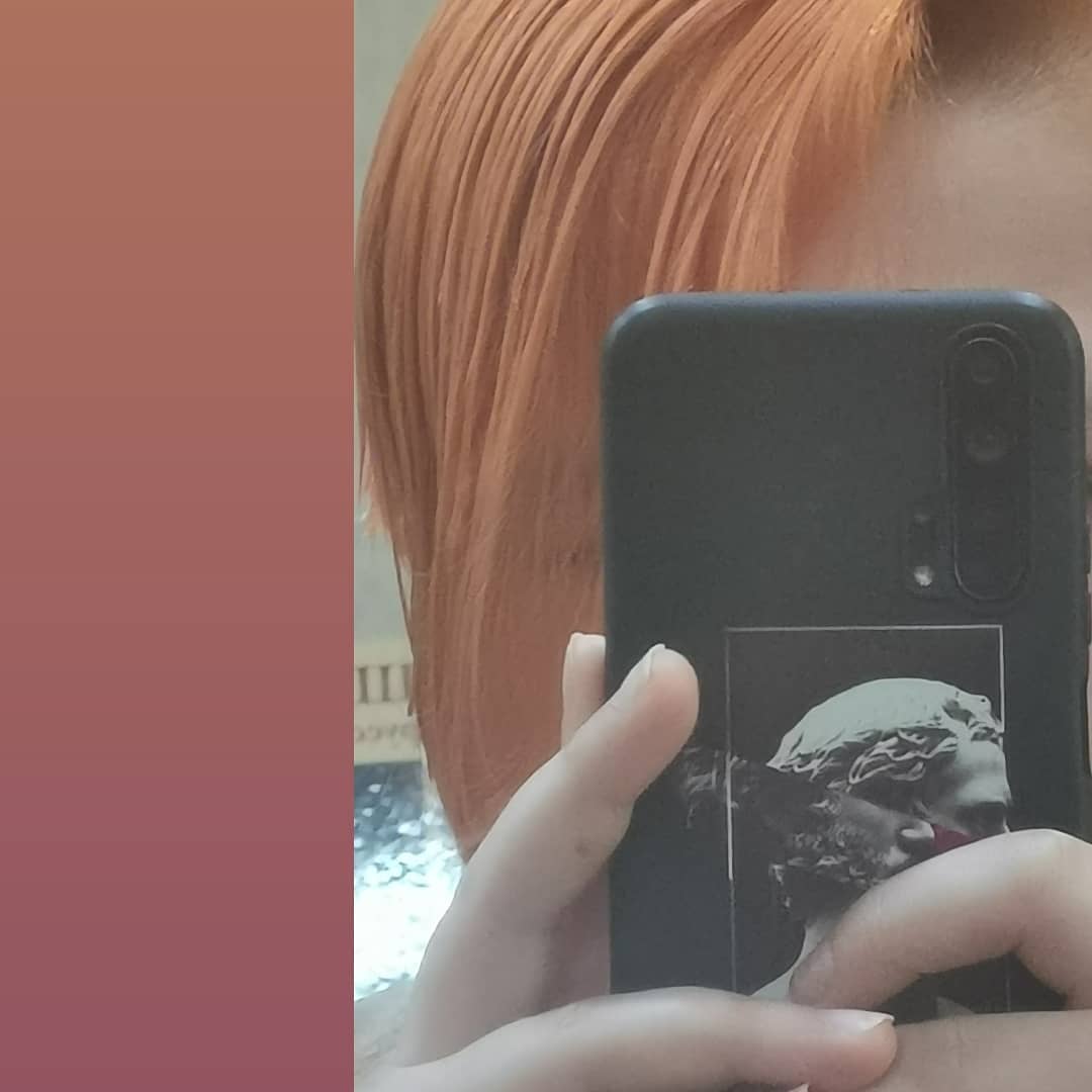 здравствуй, лето.
здравствуй, новый стиль 🔥

одним днем мне пришло в голову смыть свою чудесную зелень и перекраситься в рыжий. а ещё сделать стрижку. и сделать её ещё короче, чем у меня когда-либо было.
сказано - сделано.

колдовала над моими волосами @zaremabogus
эта прекрасная девушка уже не первый год воплощает мои самые смелые затеи, за что я ей безмерно благодарна. она - невероятная фея-крестная для моих волос ❤️🧡🔥

три дня мы колдовали. три дня я закидывала в свои сториз этапы перехода от листвы к пламени
а то что получилось - уже в карусели фото.

(да, я кошу цветом волос под Сергея Разумовского, и что вы мне сделаете :D)