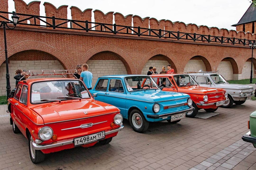 Вижу фото @ulasysoeva — ставлю ♥️

Автомобили #автострада2021 в тульском кремле.

Несколько недель назад один популярный фотограф провёл сравнительную съёмку на свои камеры: современную и старенькую, с которой начинал. Он снимал статику, портреты, и своей аудитории показал обработанный результат. Разница настолько мала, что ею можно принебречь. В Инстаграм она не видна. Заметно при увеличении на больших мониторах.
То есть качественная картинка , как давно известно - вопрос знаний и правильного их применения.

Настолько зацепило, что некоммерческие съёмки для себя последние две недели делала на камеру, старт продаж которой компанией Никон был аж в 2008 году.

Автостраду снимала на #d90 , да.

Единственным отягчающим обстоятельством для камеры были очень динамичные сцены. Движ машин затруднений у камеры не вызвал. Достаточно крупная мишень даже на большом расстоянии — вполне просто менять точку фокусировки. А вот моторейсеры заставили технику поднапрячься: больше всего промахов по фокусу было на кадрах с ними, и то в большей степени потому, что зона точек фокусировки покрывает далеко не всю площадь кадра 🙂 а ребята просто топчик 👍🏻🔥🔥🔥

/Моторейсеров  опубликую позже 🤗/

Со статичными моделями, как видно по фоткам, проблем не было вообще) удались на славу и в лучшем виде 😉

Общий вывод: старые камеры требовательнее к настройкам, в целом медленнее, некоторые вещи и обстоятельства им в принципе не по зубам. Но базовые, и не совсем, ситуации им по плечу) большинство фотографов так и не сталкивается с неподъемными для своей камеры условиями)

Так что, для начинающих путь в фотографии - старые камеры идеальны, чтобы хорошенько разобраться, что к чему. Для любителей и лучше брать беззеркалки, даже компактные, сейчас закрывают типичные потребности в кадрах для большинства. Ну а профессионалы — сами знают, какие камеры им нужны)

Забронировать съёмку : +7 952 017 33 00 или пиши в direct @ulasysoeva

#ulasysoeva #фотографвтуле #ретроавто #ретроавтомобили #retrocarshow #retrocarsussr #porsche944
