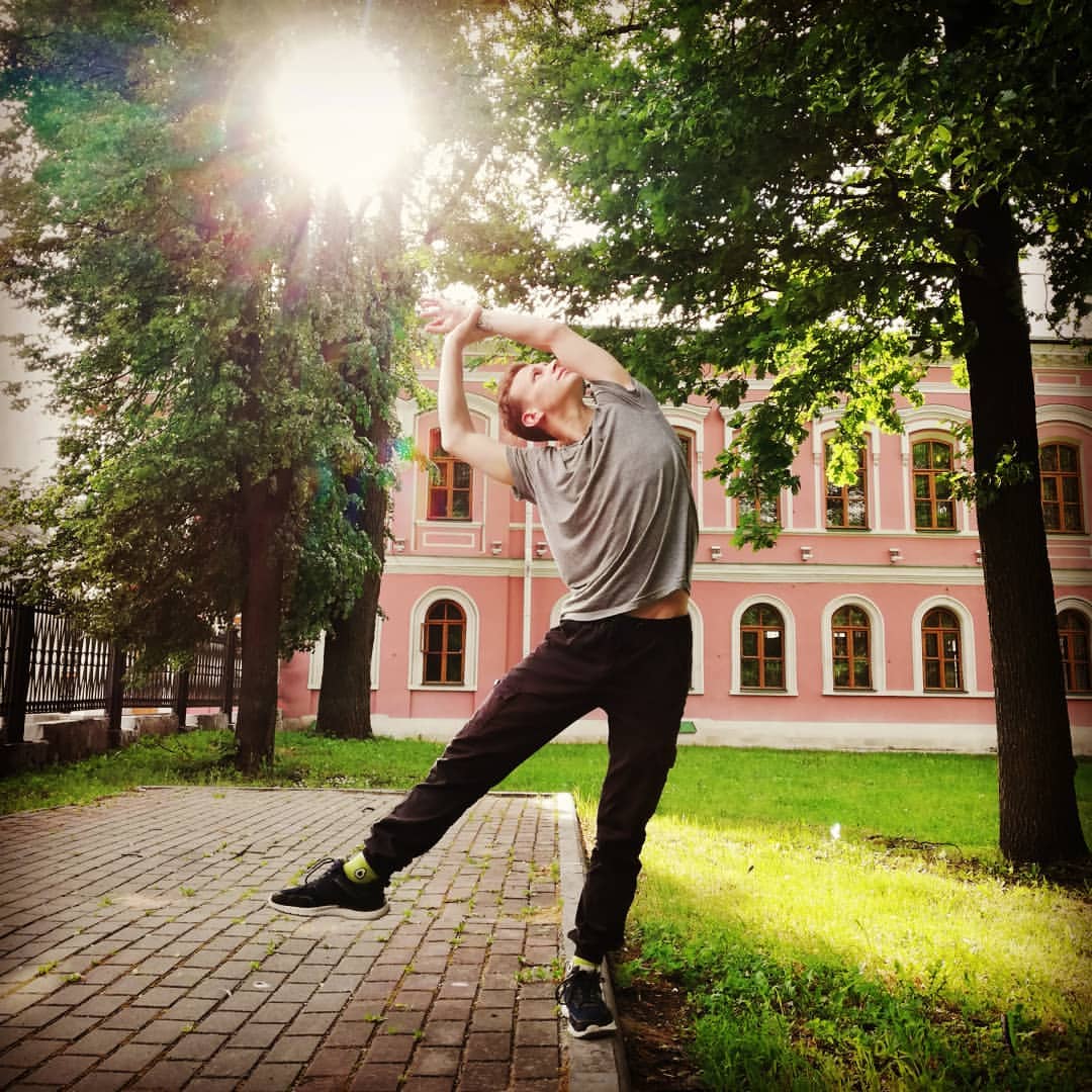Ilya_Vishudha в LOOKY — От земли до неба, от края до края..

Эка Пада Индудаласана 
