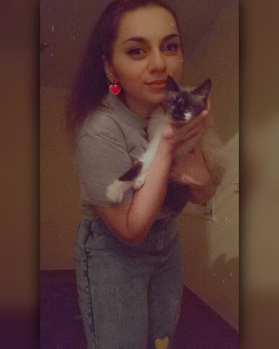 Коша кажется недовольной, но это только кажется 😁
Фото за секунду до... кусь 😼😸

#mimi_Лея
#mimi_Муна
❤️