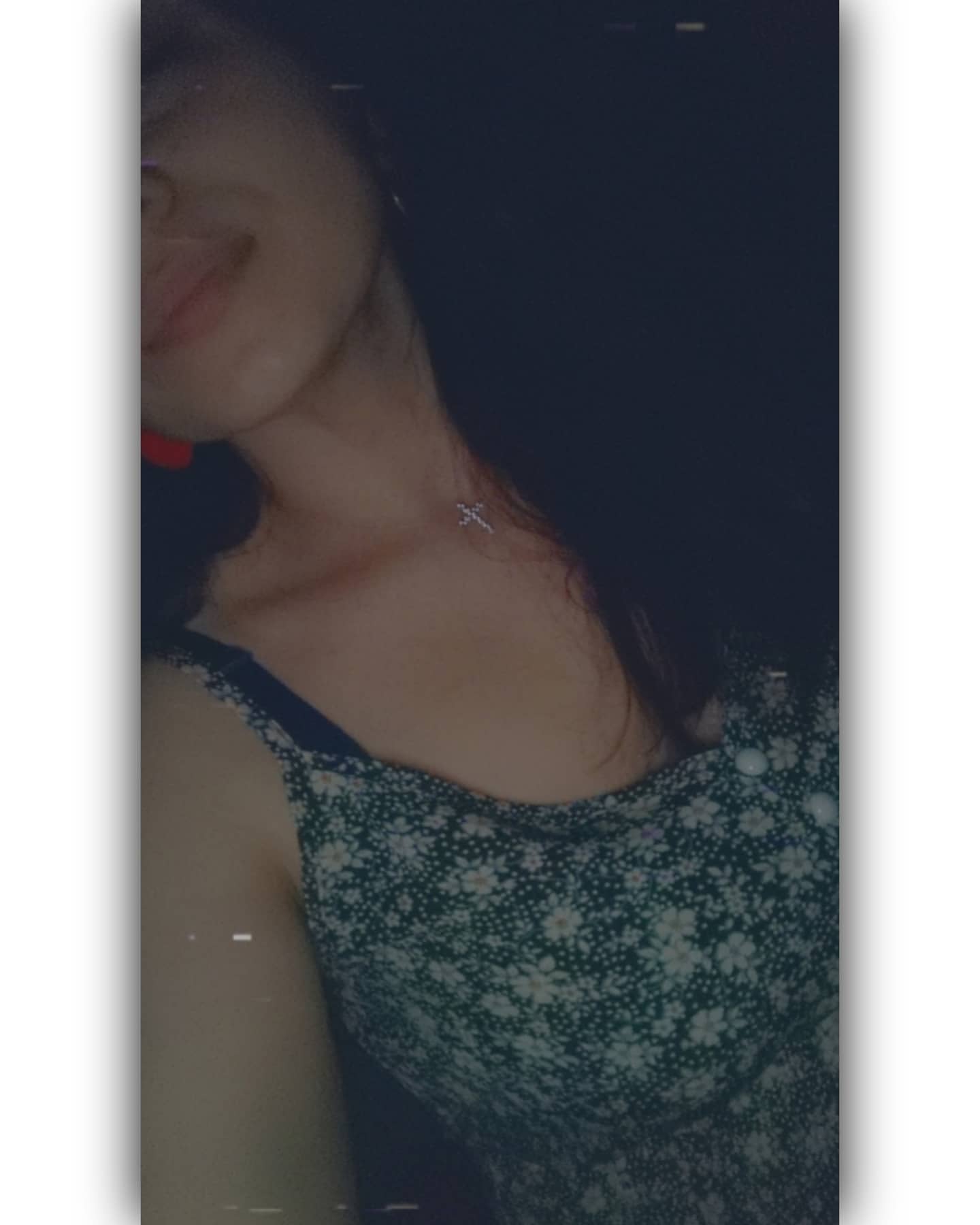 Как там говорится?
Хорошо в деревне летом 😍

Вышла ночью во двор свой, а кругом свежо, листва шумит на деревьях, светлячки уже летают 🥰 И дождик небольшой идёт 😍

#mimi_Лея ❤️