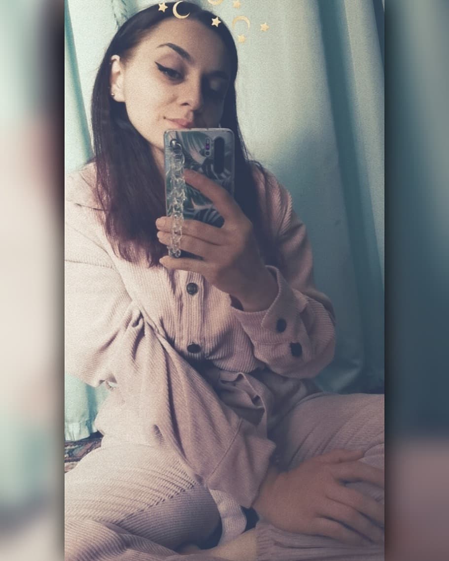 Главный вопрос: если я проживу свою жизнь, следуя вашим указаниям, вы умрёте вместо меня? Никто почему-то не соглашается.

©Макс Фрай 💌

Вот умеют же сказать люди, верно?

Как много вокруг нас тех, кому кажется, что с высоты своего опыта они имеют право вмешиваться в нашу жизнь, и раздавать именно указания, а не просто советы 🤷🏻‍♀️

Однажды меня пытались учить, какой женой я должна быть. Именно "должна быть". На что я просто спокойно спросила: а может ли этот человек конкретно на успехе своего личного опыта сказать, что его совет мне сто процентов поможет?

Я не удивилась, не услышав положительного ответа, но меня продолжили учить дальше. Сложно было молчать, но я знала, что моё парирование в том споре было бы бесполезно, поэтому...

А спустя несколько лет я поняла, какой женой могу и хочу быть, но - в другом браке.
И ушла.

Ушла не к кому-то другому, я ушла к себе. А уже в новом году звезды на небе решили, что пора меня знакомить с моим счастьем 🥰 И познакомили ✨

Так бывает, что только спустя долгие годы осознаешь, где ты должна быть. Какой ты должна быть. И с кем ❤️

Я благодарна за свою жизнь сейчас ❤️

Я благодарна за тех, кто рядом со мной, с кем рядом я 🥰

#mimi_Лея 🤍