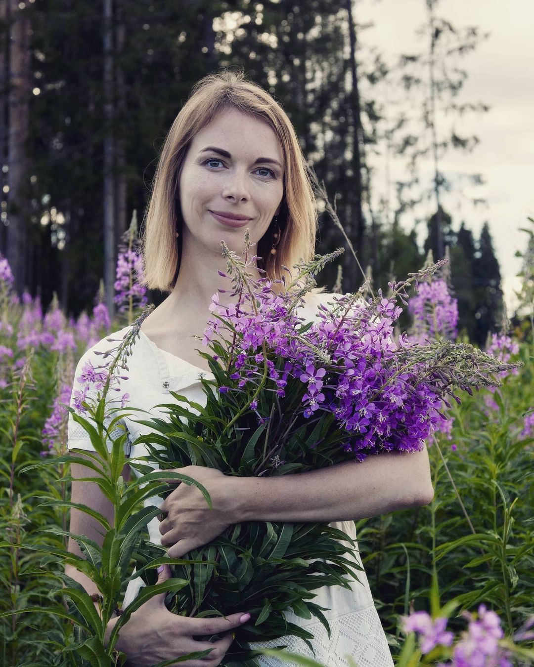 darya_art2020 in LOOKY. #фотосессиянаприроде,#зеленоград,#лето2021,#фотопрогулка,#фото,#цветы,#девушкавполе. Дарите девушкам цвет...