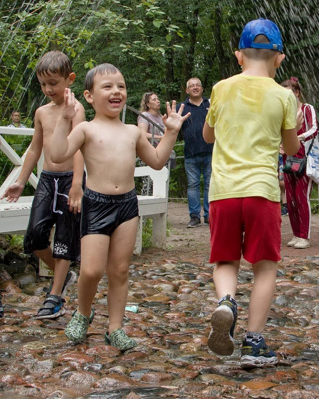 aleksey_clicker в LOOKY. #alekseyclicker,#streetфотограф,#щелчковфото,#алексейщелчков,#фотографиисдушой,#фотографииотдуши,#streetphotography,#streetleaks,#фотоманитнас,#фотошколапикчауфа,#спб,#летовпитере,#петергоф,#фонтаныпетергофа,#фонтаншутиха,#фонтандубок,#тайныпетергофа,#детивфонтане,#этонормально,#обработканаandroid,#lightroom,#picsart,#canonphoto,#canonrussia⠀. Там, где плещут и бр...