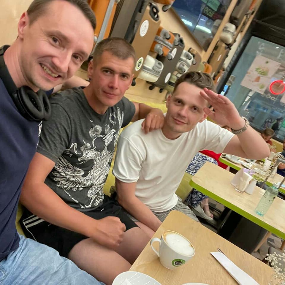 alex.alexeev.alex в LOOKY. . Встретились с друзья...