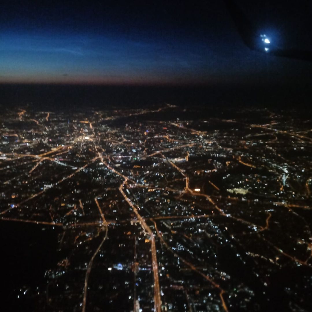 anton.dubinin в LOOKY — Москва ночью с самолёта, как то даже не понятно что это Моск