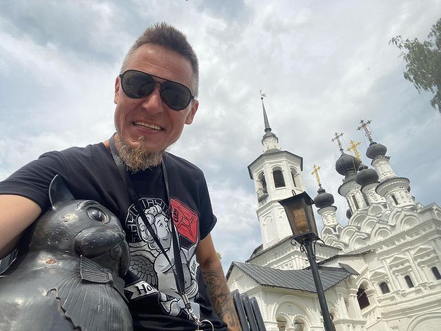 alex.post.travel в LOOKY. #великийустюг,#velikiyustug,#котики,#артобъект,#мотопутешествие,#mototravel,#vfr800. Рядом с музеем древн...