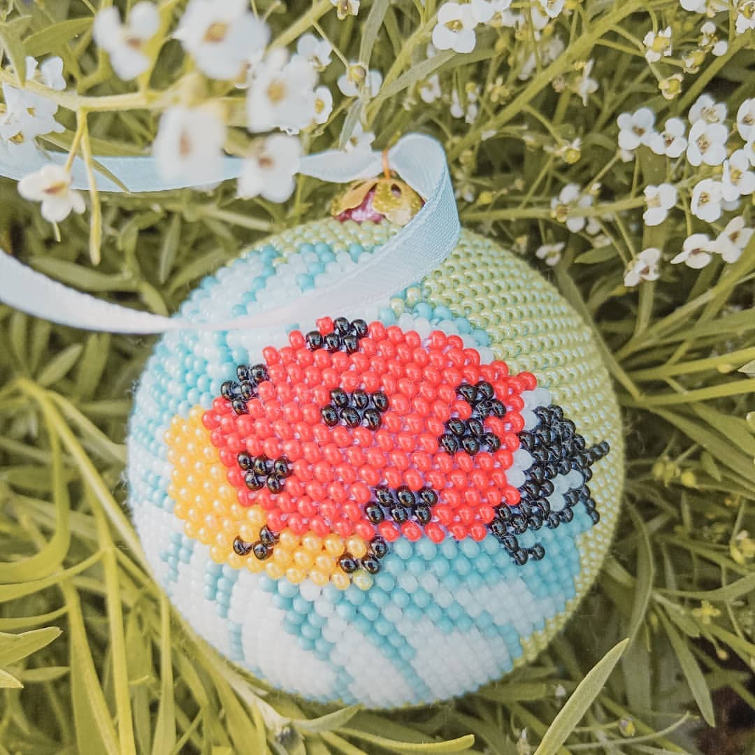 Божья коровка
Полети на небо
Там твои детки
Кушают конфетки!)🌼🐞🌼
Схема @nastyakryl74 #елочныйшарик #украшениенаелку #вязаниесбисером #моирукоделки #вяжутнетолькобабушки #божьякоровка